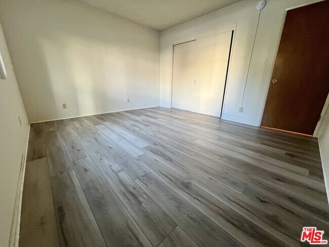 Building Photo - 1261 Granville Ave