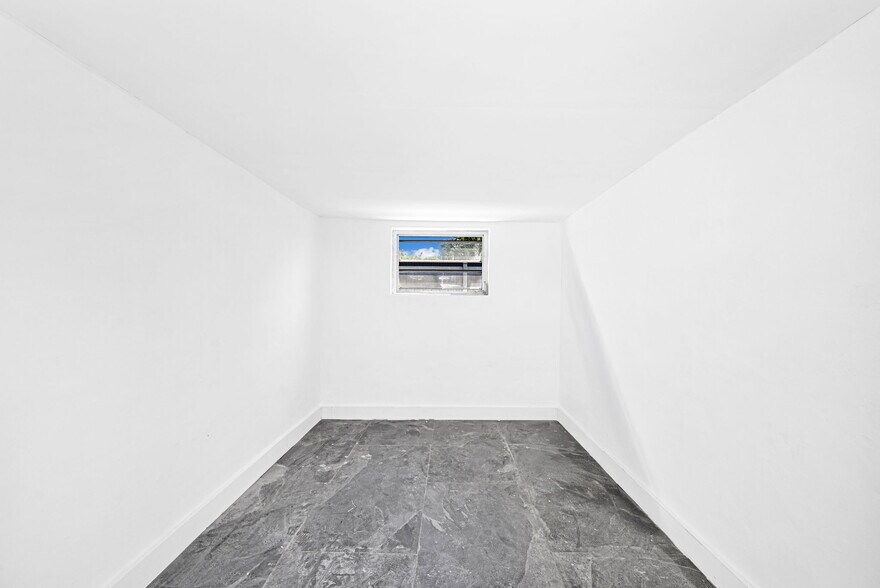 Building Photo - 4040 SW 108th Ave
