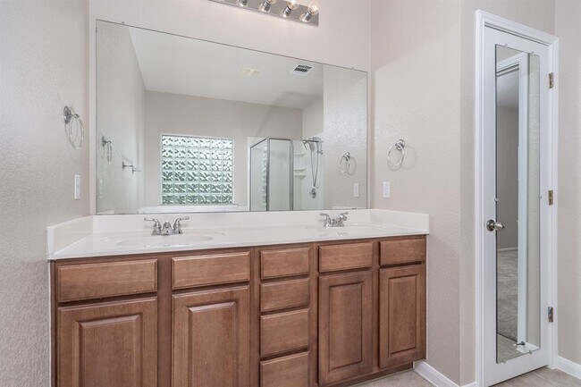 Building Photo - 806 Bedford Ct