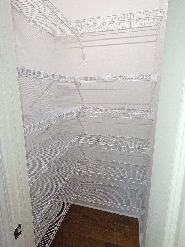 Building Photo - Like New 5 bedroom Pewaukee home in Broken...