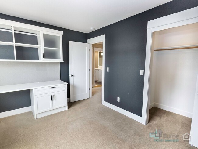 Building Photo - 264 D Ave
