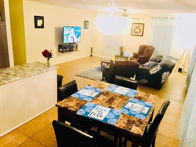 Building Photo - Cozy Smart 3BR 2 Bath House in Sarasota