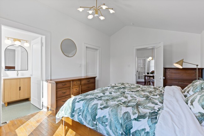 Building Photo - 3 Bed | 2 Bath | Fenced Backyard + Beautif...