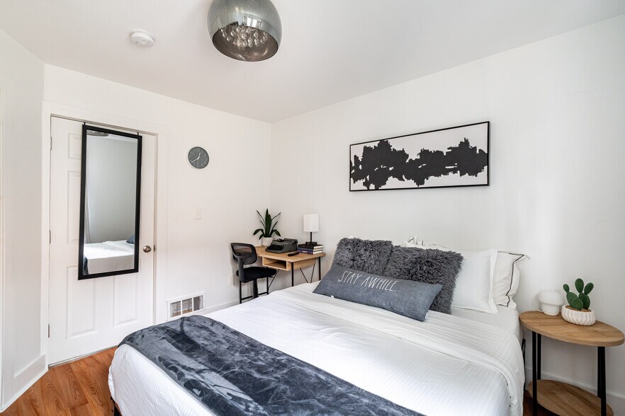 Building Photo - 1812 E Thomas Ave