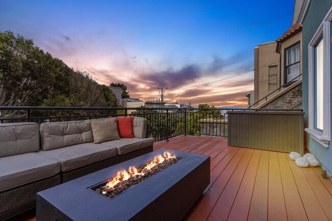 Building Photo - 2 Bed, 2 Bath, 2 Car Parking - Stunning Co...