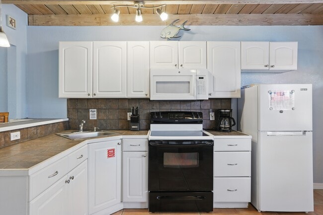 Building Photo - 1381 S Orlando Ave
