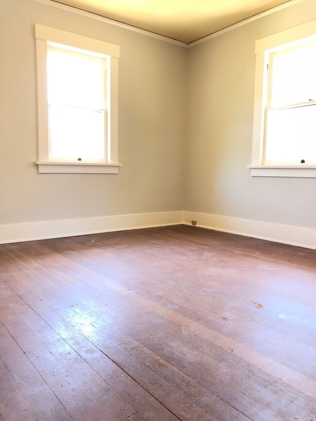 Building Photo - Wonderful University District 8 bedrooms house!