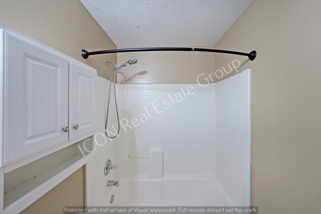 Building Photo - 2/2.5 End unit town home close to dining and shopping