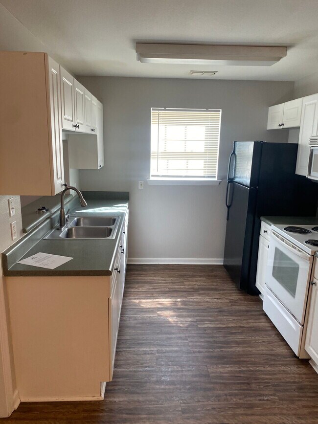 Building Photo - Beautiful 3 Bedroom 3 Bath