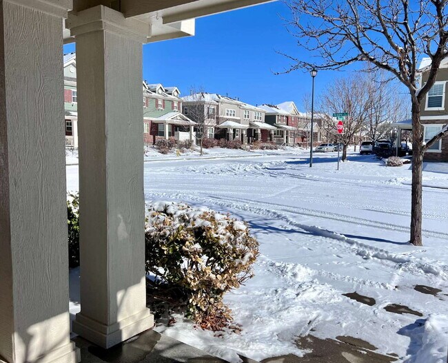 Building Photo - Beautiful 3 Bed/2.5 Bath End Unit Two-Level Townhome! Wonderful Deck off Living Room with backyar...