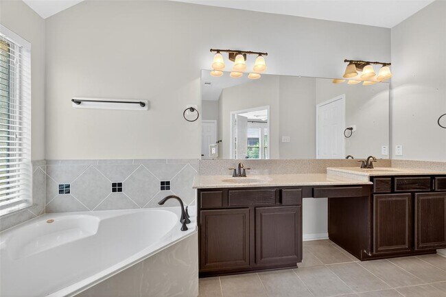 Building Photo - 15918 Keystone Ridge Ln