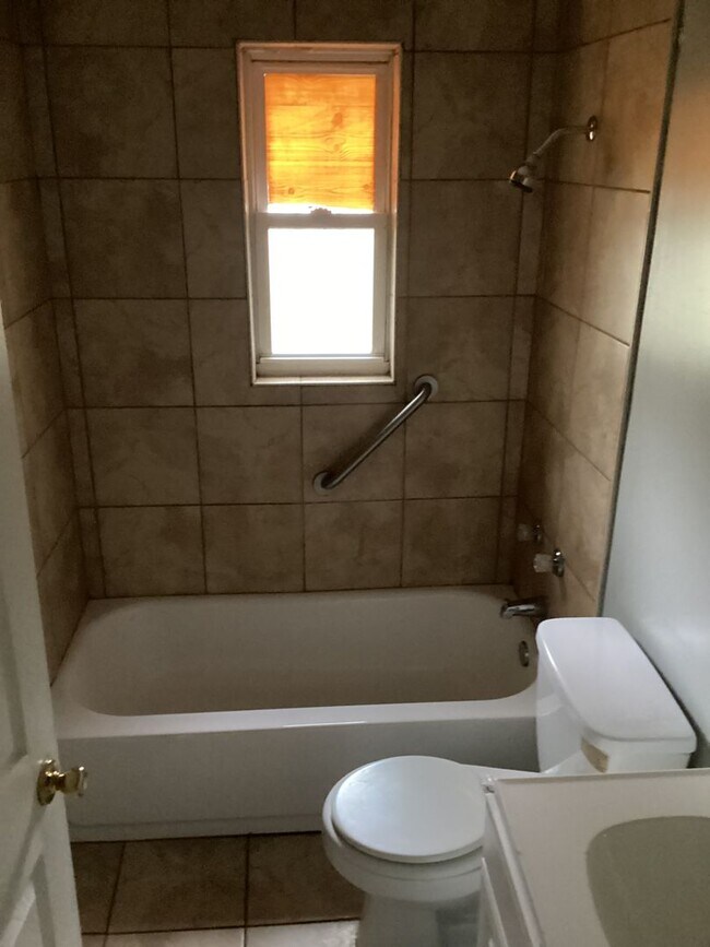 Building Photo - ELE - 1029 Old Orchard Ave