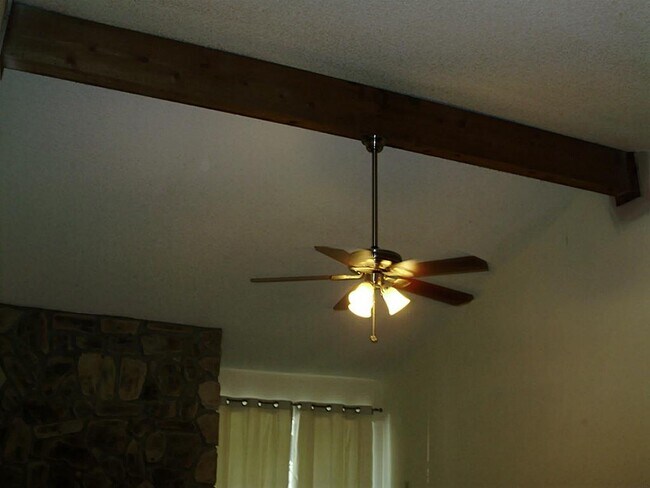 Building Photo - 17401 Red Oak Dr