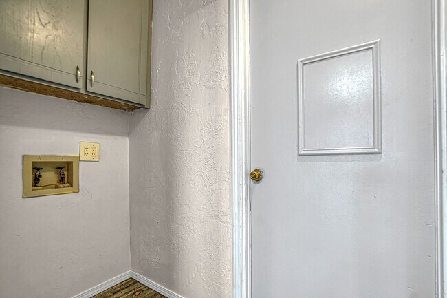 Building Photo - 4028 NW Ozmun Ave