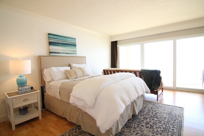 Building Photo - Gorgeous Furnished Direct Ocean Condo in Indialantic