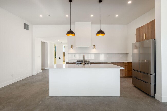 Building Photo - 416 Rosa Parks Rd