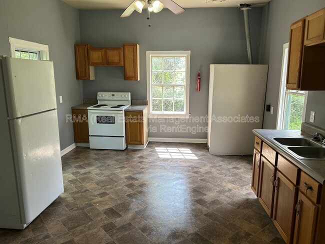 Building Photo - 522 W Slaton Ave