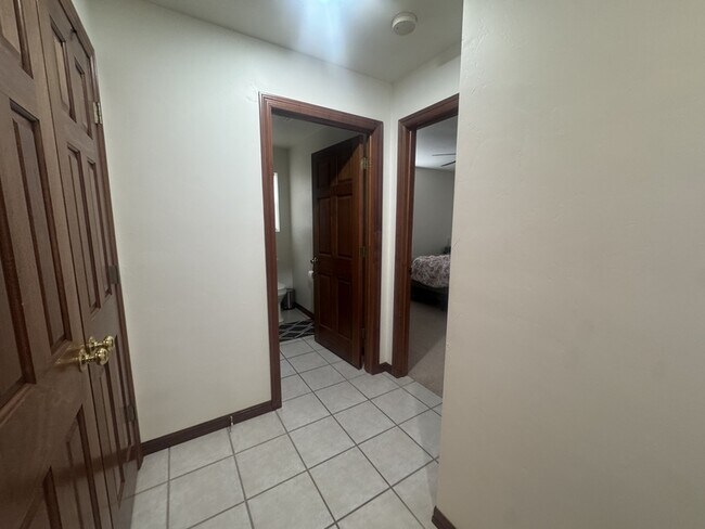 Building Photo - 2037-2039-2039 River Point Ct