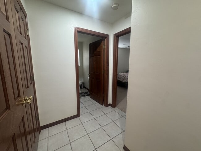 Building Photo - 2037-2039  River Point Court - 2039