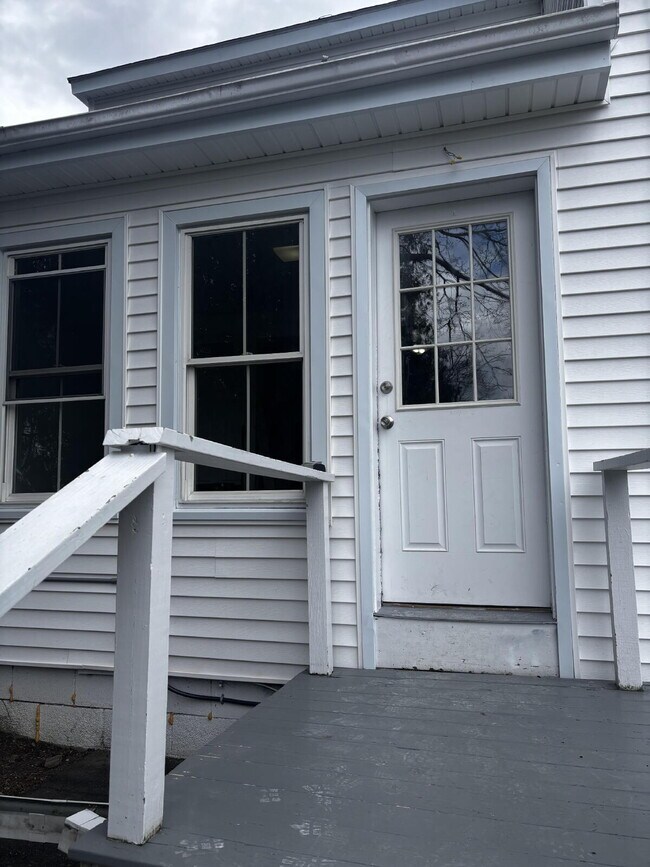 Building Photo - Bright, Updated 2-Bedroom Apartment in a Convenient Bath Location