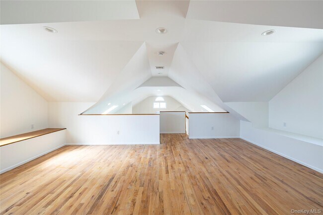 Building Photo - 616 E Beech St