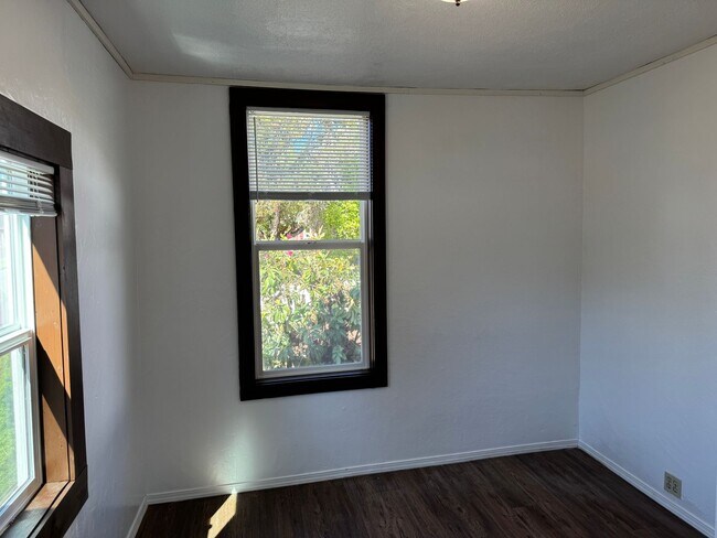 Building Photo - Charming 2-bedroom, 1-bath home in Cottage Grove!