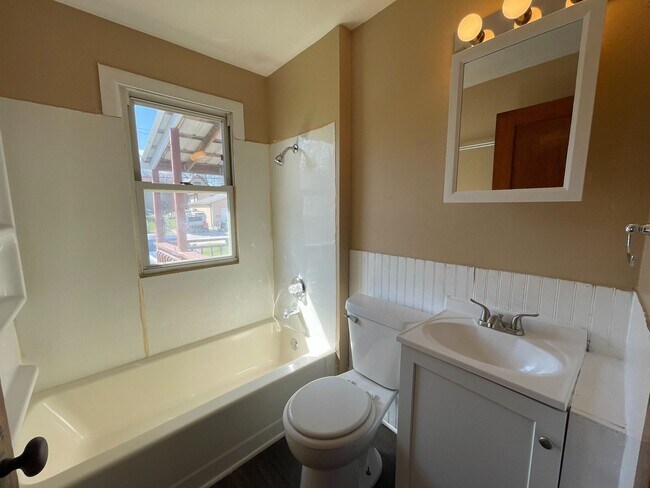 Building Photo - 2 Bed/ 1 Bath with Garage