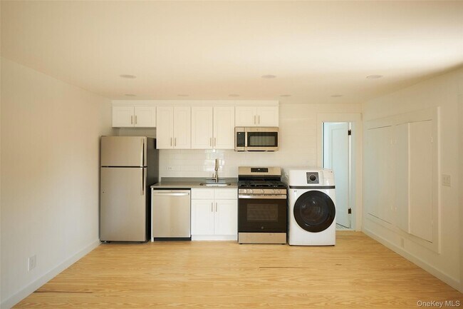 Building Photo - 5728 209