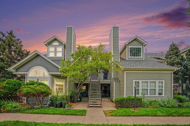 Building Photo - Bright Top-Floor 2 Bed, 2 Bath Condo with Loft & Vaulted Ceilings