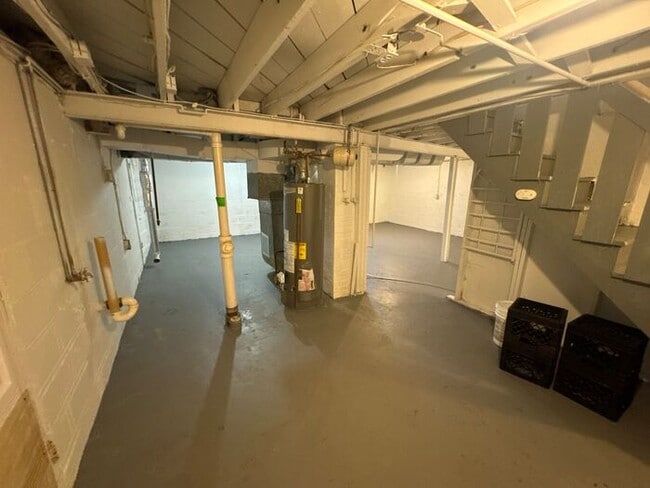 Building Photo - Roomy 4 Bed/1 Bath