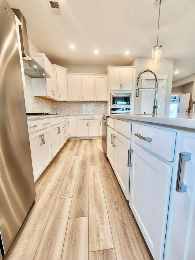 Building Photo - Like new in Midtown - 3 bedrooms plus addi...