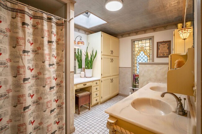 Building Photo - 133 Raymond Rd