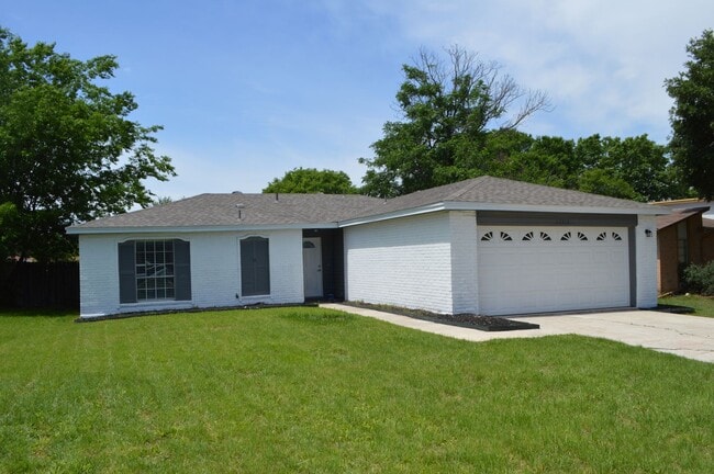 Building Photo - Beautifully remodeled 3 bed 1.5 bath in th...