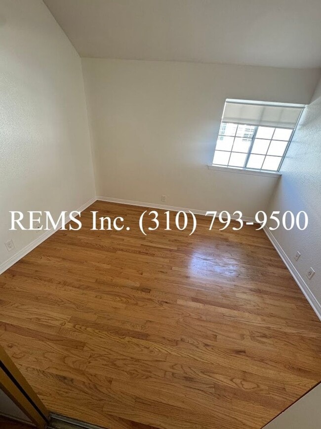 Building Photo - Spacious Townhome with Garage & Laundry in...