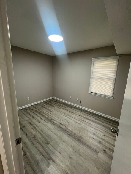 Building Photo - 9702 Barkridge Rd