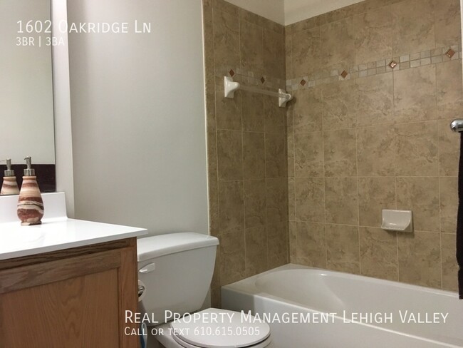 Building Photo - Beautiful townhome perfect for busy commuter!