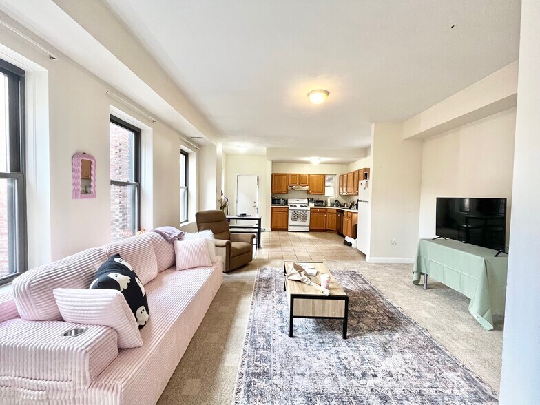 Building Photo - 10 S Huntington Ave