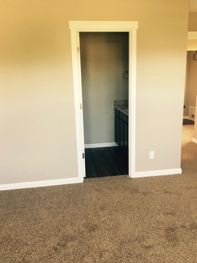 Building Photo - 1422-1422 Marigold Dr