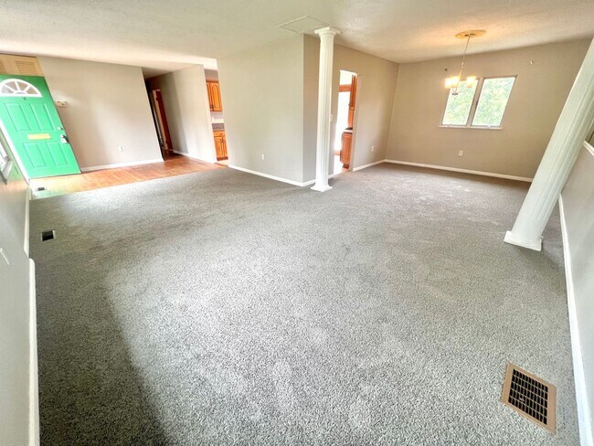 Building Photo - 3 Bed 2 Bath- Hopewell Township Pa!