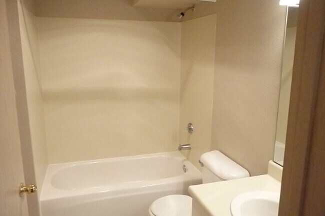 Building Photo - Spacious 2 Bedroom/2 Bath Apartment in First Hill