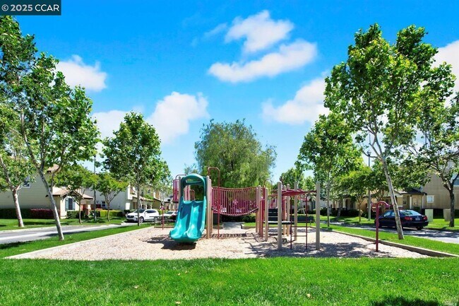 Building Photo - 3200 Puffin Cir