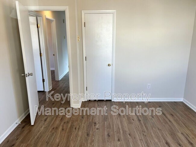 Building Photo - 26 Whiteoak Cir