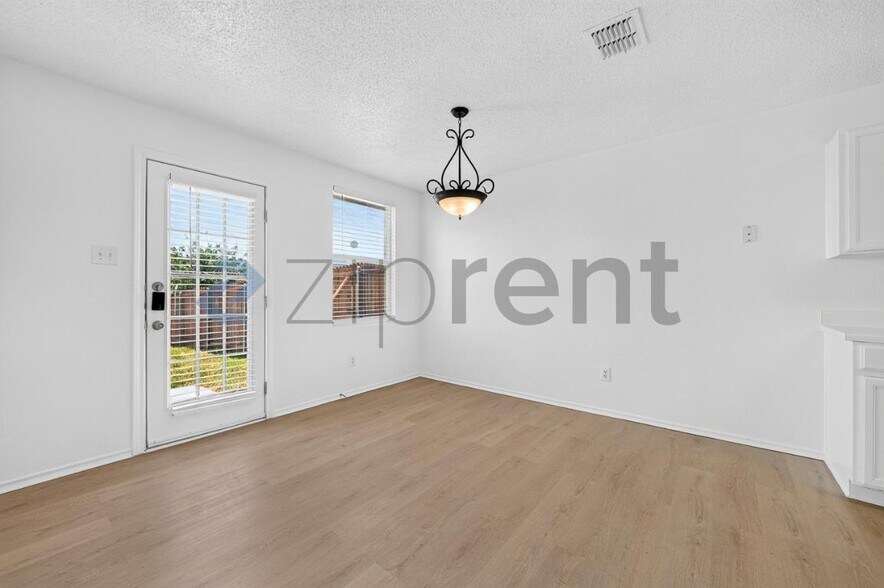 Building Photo - Unit