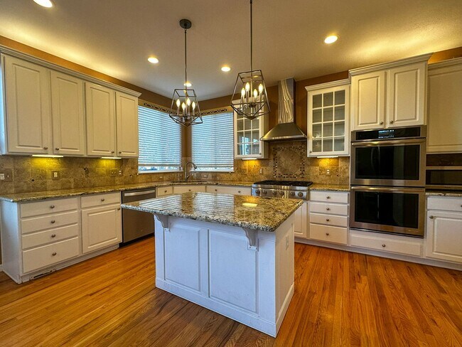 Building Photo - Luxurious Castle Pine living awaits!