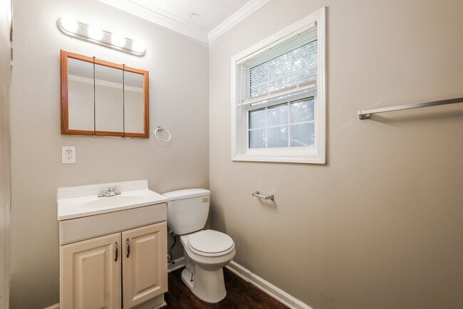 Building Photo - 1165 Wisteria Dr SW