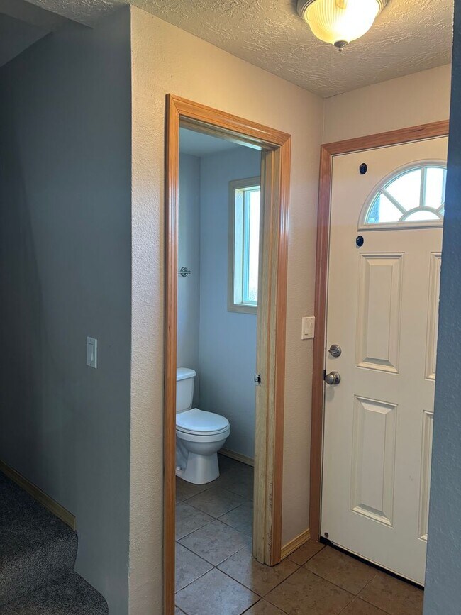 Building Photo - HALF OFF  1ST  FULL  MONTH'S  RENT   Pet-friendly Townhouse Near Parks and Downtown Newberg  Show...