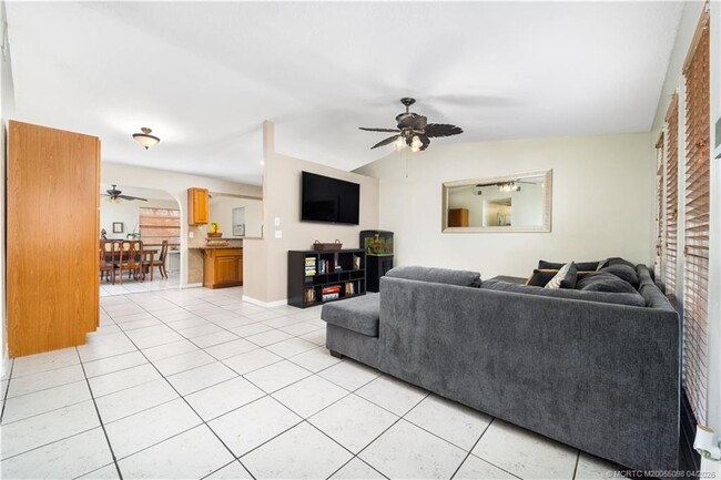 Building Photo - 656 SE Ron Rico Terrace