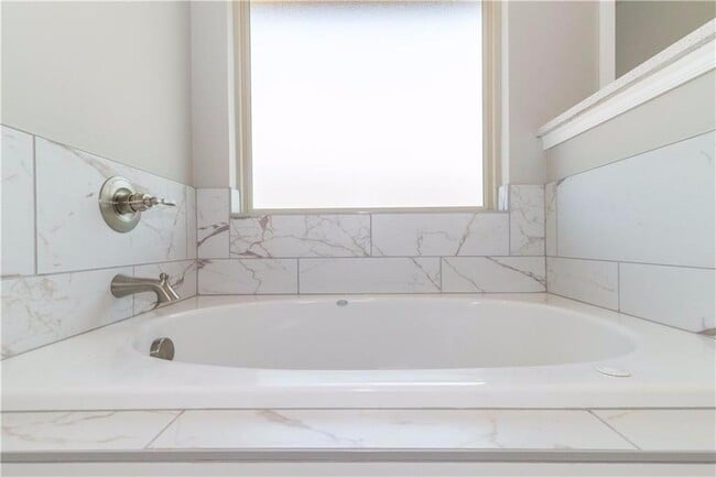 Building Photo - 3140 Drake Crest Dr