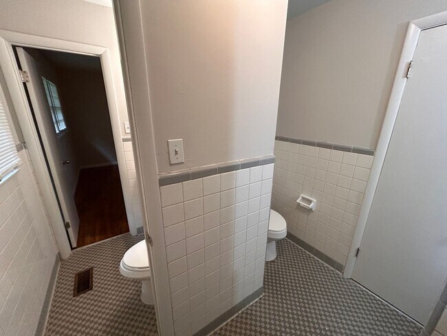 Building Photo - Brick home with 3BR, 1.5BA, garage, fenced in back yard.