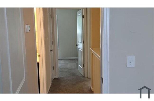 Building Photo - Townhomes at Ridgewood